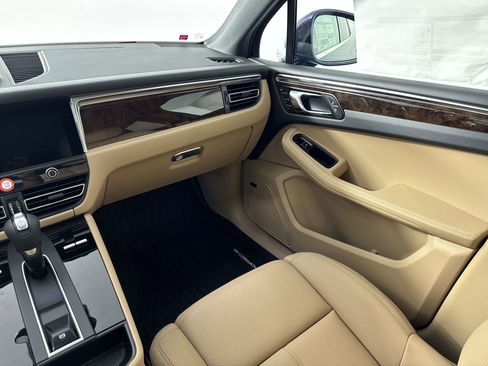 Used 2025 Porsche Macan image 28