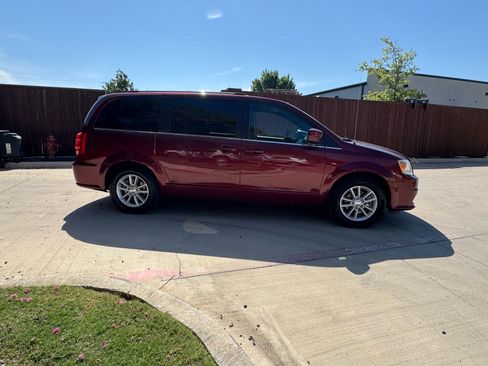Used 2019 Dodge Grand Caravan SXT FWD image 2