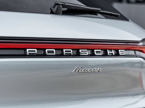 Certified 2024 Porsche Macan AWD/4WD image 14