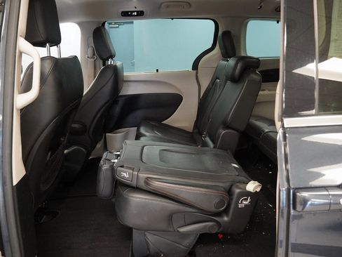 Used 2019 Chrysler Pacifica Touring-L image 24