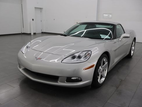 Used 2005 Chevrolet Corvette Coupe w/ Preferred Equipment Group RWD image 6