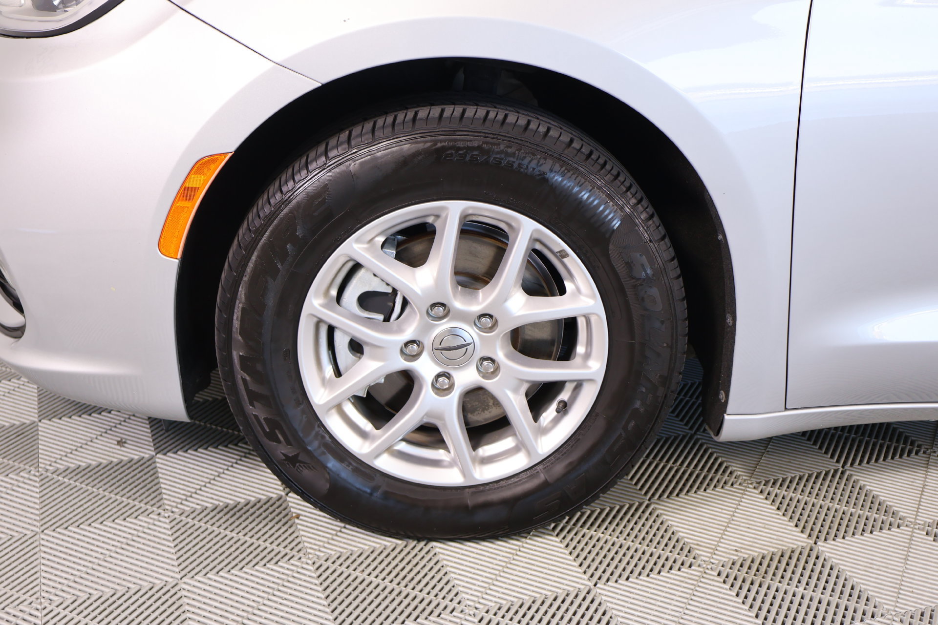Used 2023 Chrysler Pacifica Touring-L FWD image 18