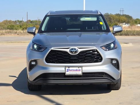 Used 2023 Toyota Highlander XLE FWD image 2