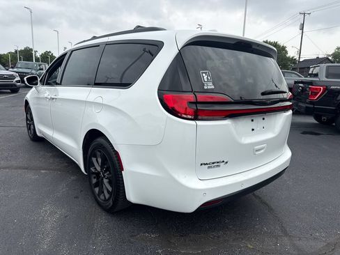 Used 2021 Chrysler Pacifica Touring-L w/ Uconnect Theater Family Group FWD image 9