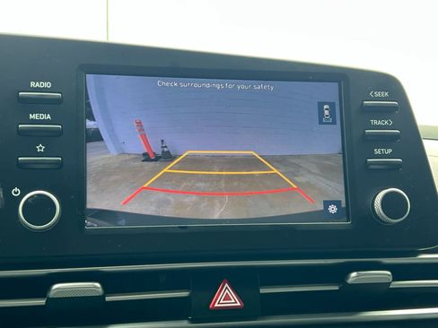 Used 2021 Hyundai Elantra SE image 18