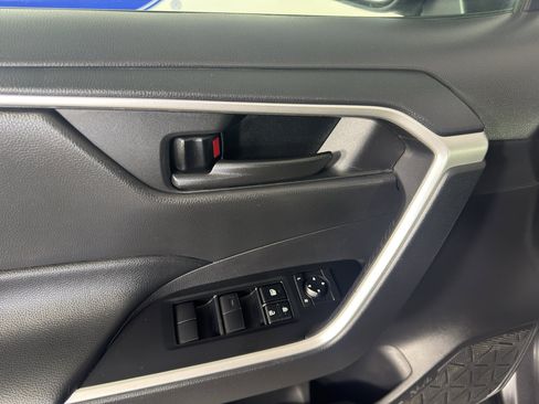 Used 2021 Toyota RAV4 LE FWD image 15