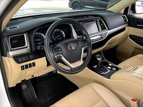 Used 2019 Toyota Highlander XLE image 18