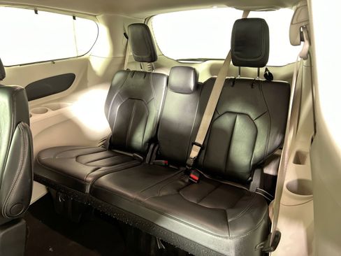 Used 2022 Chrysler Pacifica Touring-L image 22