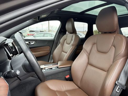 Used 2023 Volvo XC60 T8 Plus image 12