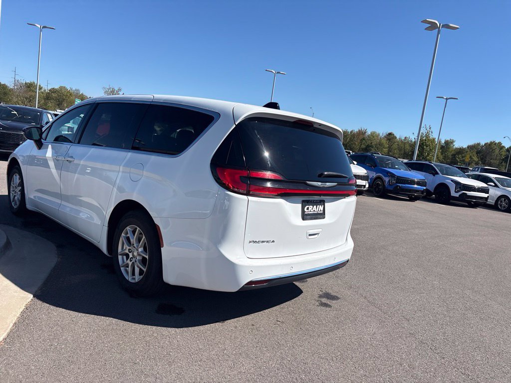 Used 2025 Chrysler Pacifica Select FWD image 5