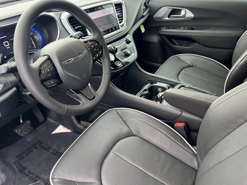 New 2026 Chrysler Pacifica Limited w/ Uconnect Theater Family Group image 7