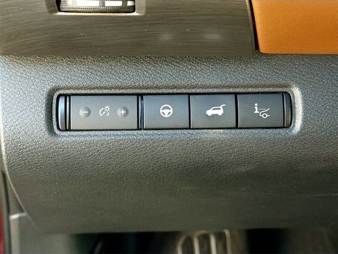 Used 2023 Nissan Pathfinder Platinum image 11