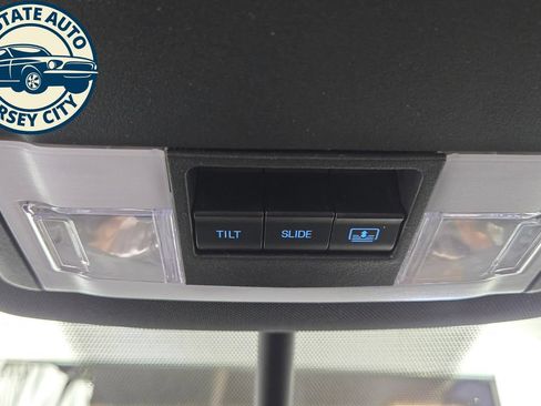 Used 2019 Ford Explorer XLT w/ Equipment Group 202A AWD/4WD image 23