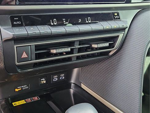 Used 2025 Toyota Camry SE image 15