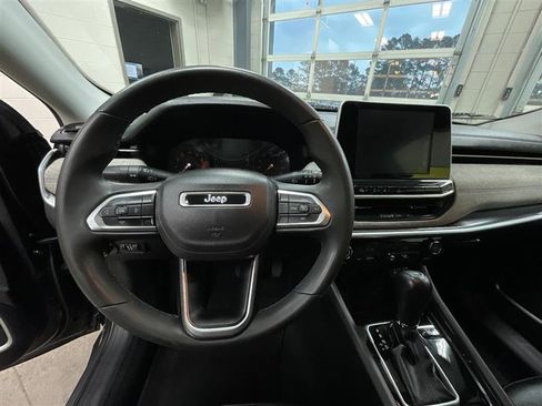 Used 2022 Jeep Compass Latitude image 14