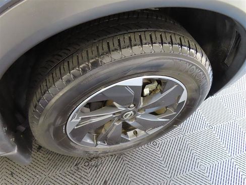 Used 2024 Nissan Rogue SV w/ SV Premium Package FWD image 9