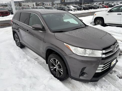 Used 2019 Toyota Highlander LE image 2