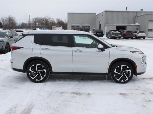 Used 2024 Mitsubishi Outlander SE Black Edition image 4