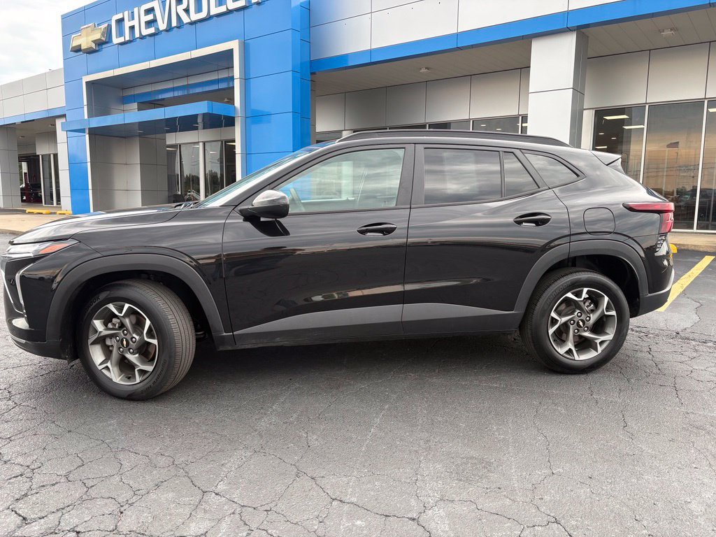 Used 2025 Chevrolet Trax LT FWD image 2