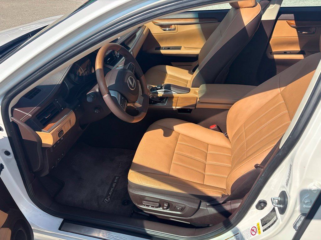 Used 2016 Lexus ES 350 w/ Luxury Package w/Wood Trim FWD image 17