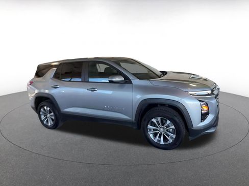 Used 2025 Chevrolet Equinox LT image 2