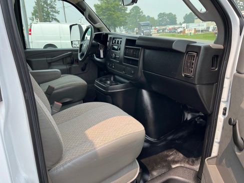 Used 2018 Chevrolet Express 3500 w/ Driver Convenience Package RWD image 21