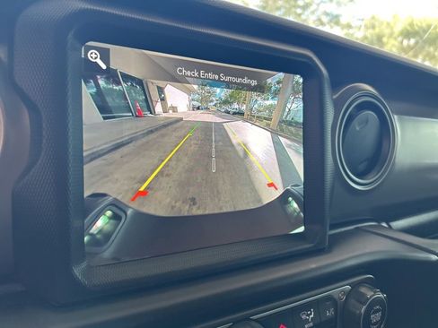 Used 2023 Jeep Gladiator Sport image 10