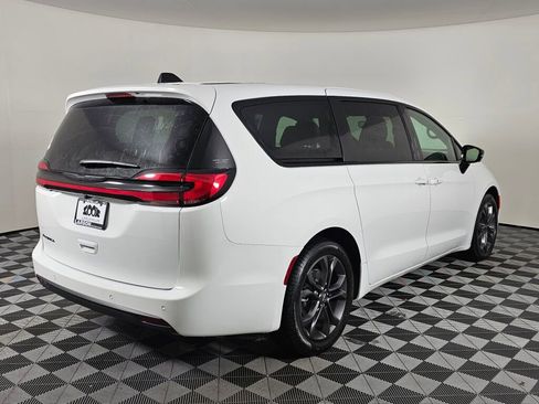 New 2026 Chrysler Pacifica Select image 4