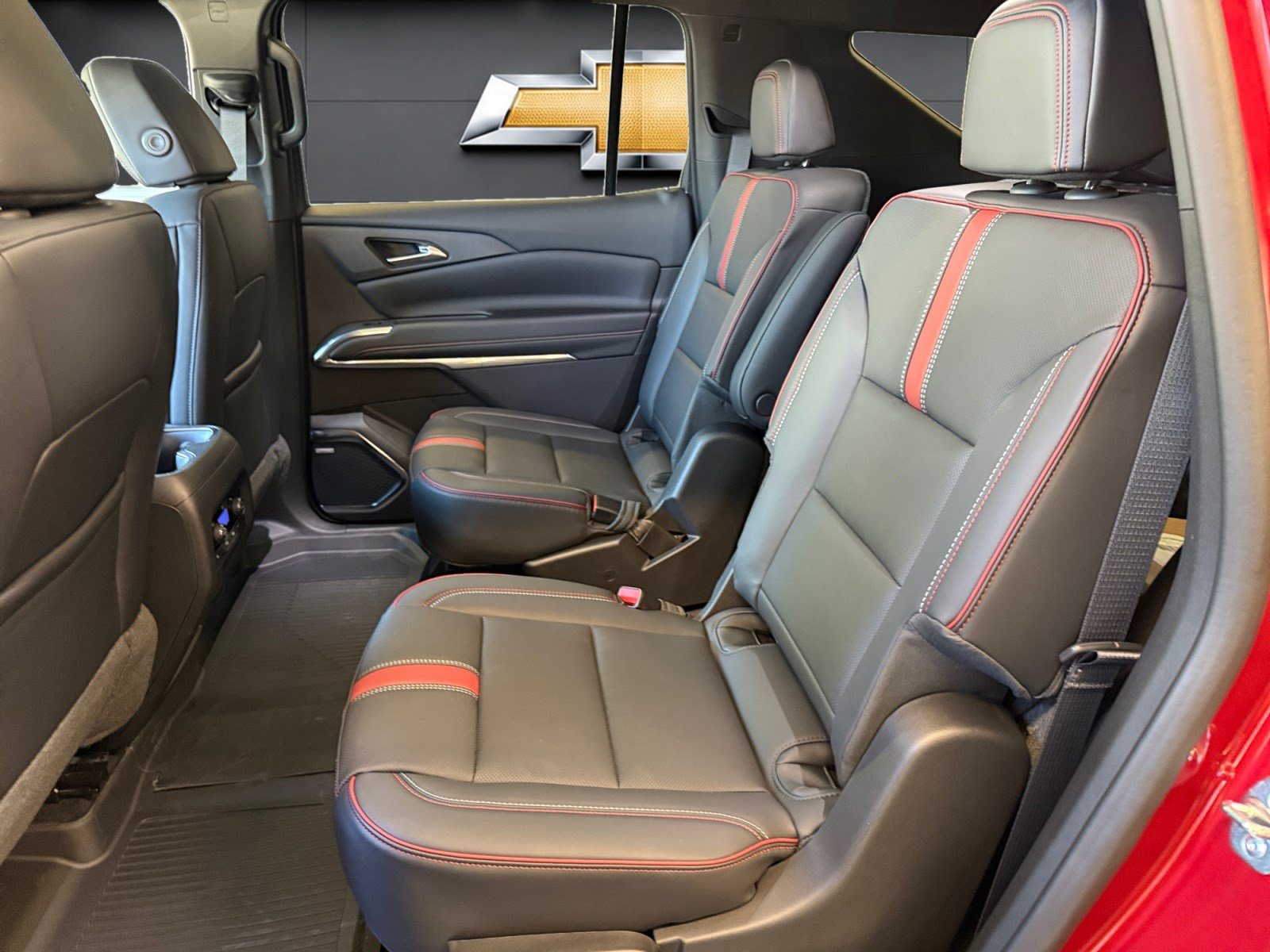New 2027 Chevrolet Traverse RS w/ LPO, Floor Liner Package FWD image 19