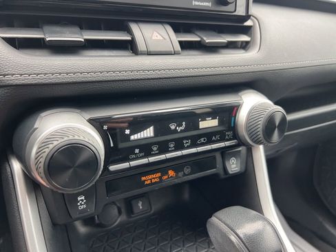 Used 2021 Toyota RAV4 LE image 10