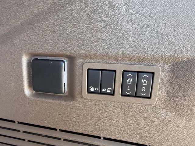 Used 2024 GMC Yukon Denali w/ Advanced Technology Package AWD/4WD image 29