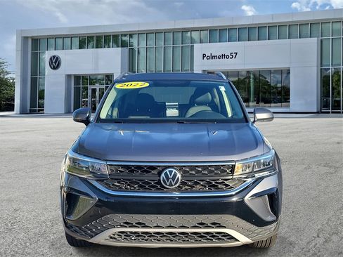 Certified 2022 Volkswagen Taos SE image 2