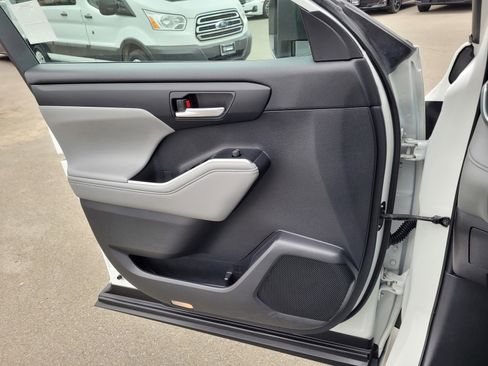 Used 2021 Toyota Highlander XLE image 16