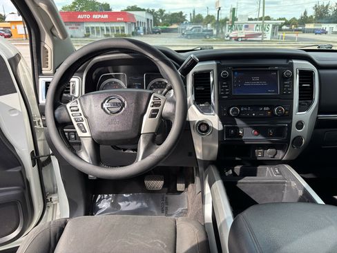 Used 2017 Nissan Titan SV image 9