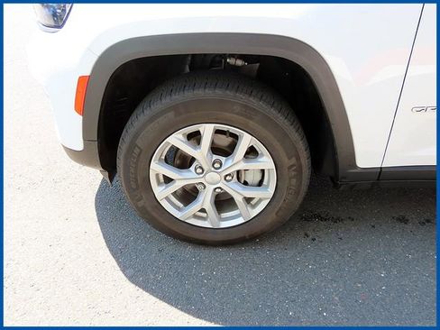 Used 2023 Jeep Grand Cherokee Limited AWD/4WD image 5