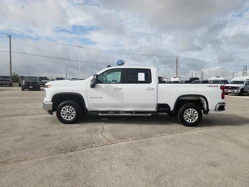 Used 2025 Chevrolet Silverado 2500 LT w/ Convenience Package AWD/4WD image 4