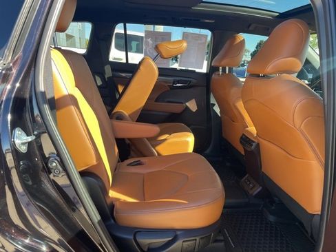 Used 2021 Toyota Highlander Platinum image 16