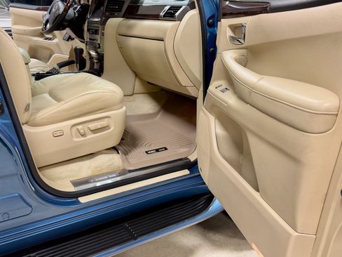 Used 2010 Lexus LX 570 4WD w/ Luxury Pkg image 21