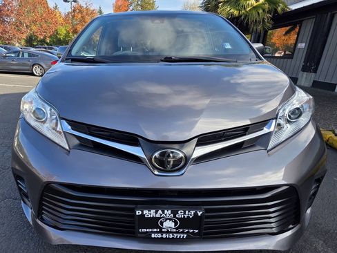 Used 2018 Toyota Sienna LE image 8