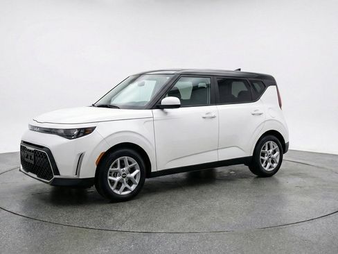 Used 2025 Kia Soul LX w/ LX Technology Package FWD image 3