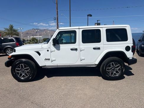 Used 2025 Jeep Wrangler Unlimited Sahara AWD/4WD image 7