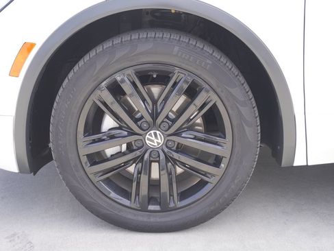 Used 2022 Volkswagen Tiguan SE R-Line FWD image 25