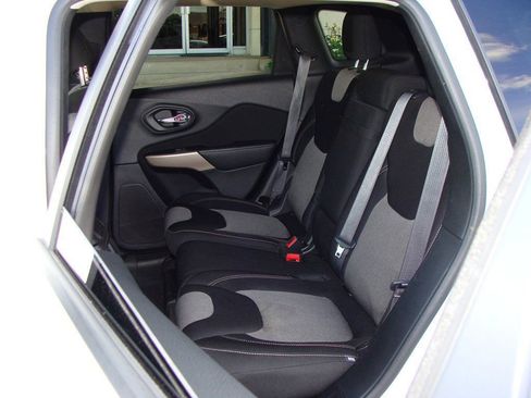 Used 2017 Jeep Cherokee Sport image 8