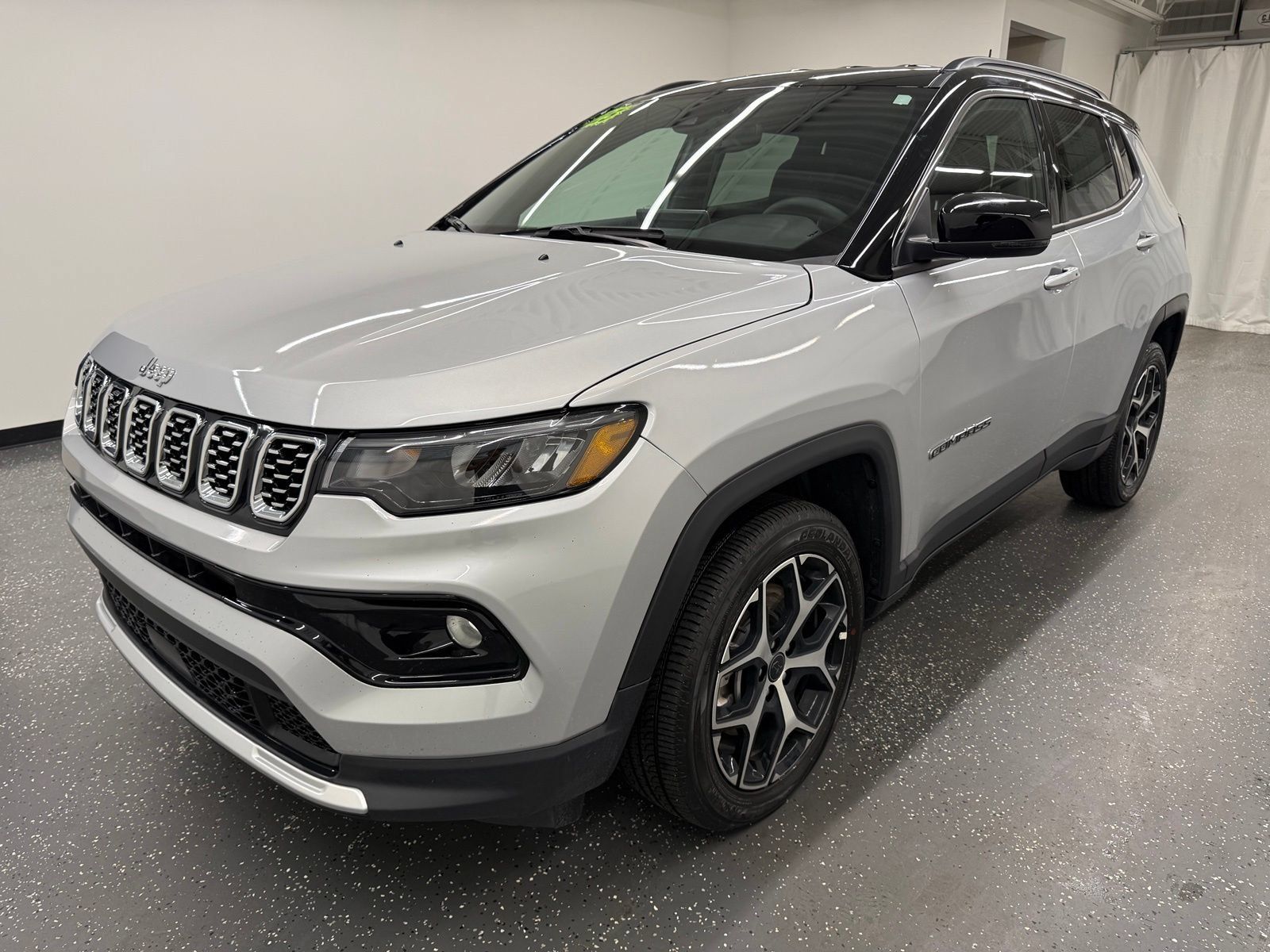 Used 2025 Jeep Compass Limited AWD/4WD image 4