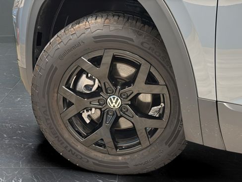 Used 2025 Volkswagen Atlas Peak Edition SE AWD/4WD image 37