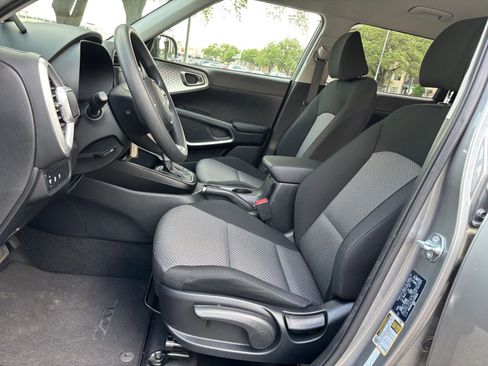 Used 2025 Kia Soul LX w/ LX Technology Package FWD image 22