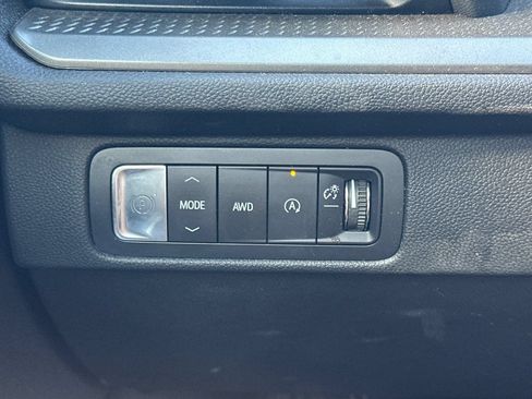 Used 2025 Chevrolet Traverse LT AWD/4WD image 39