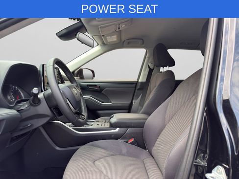 Used 2020 Toyota Highlander LE AWD/4WD image 2