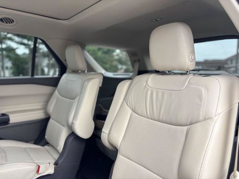 Used 2020 Ford Explorer Platinum w/ Premium Technology Package AWD/4WD image 17