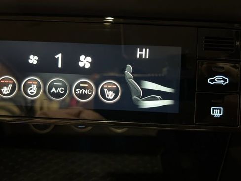 Used 2025 Genesis G70 2.5T image 31